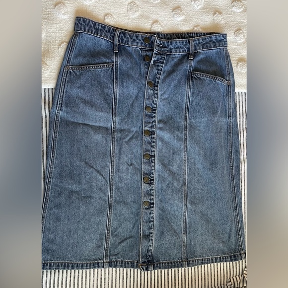 Cute denim Old Navy skirt with buttons - Picture 2 of 9